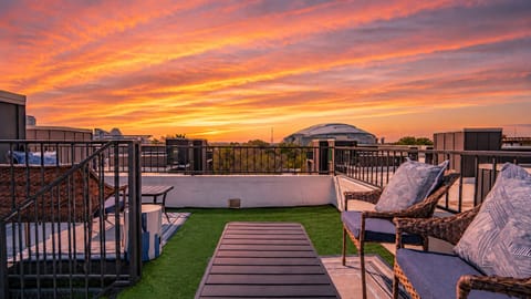 You have only a short walk to AT&T stadium, Dallas Stadium, FIFA World Cup 2026, and Globe Life Field. Enjoy a beautiful cascading sunset on your private rooftop balcony!