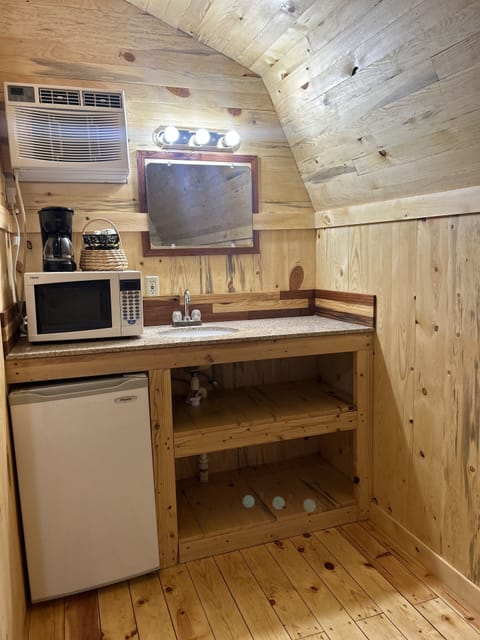 Deluxe Cabin | Private kitchen | Full-size fridge, microwave