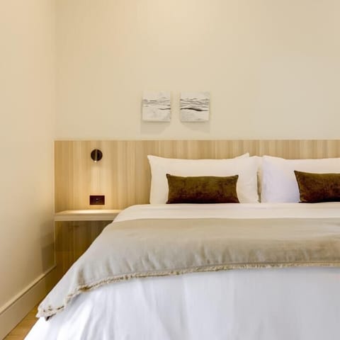 King-size bed, sleeps 2,  Sony Smart TV