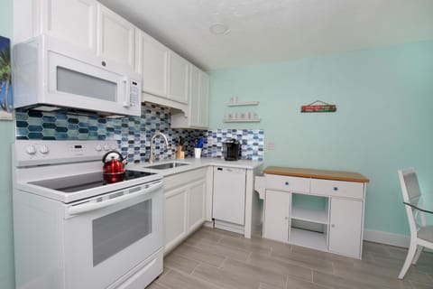 Coconut Cove: Kitchen