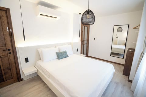 Standard Room | Minibar, in-room safe, free WiFi, bed sheets