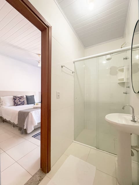 Standard Triple Room | Bathroom | Shower, rainfall showerhead, hair dryer, bidet