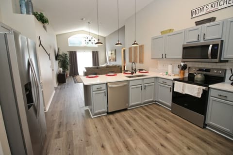 House, Smoking | Private kitchen | Fridge, stovetop, electric kettle, toaster