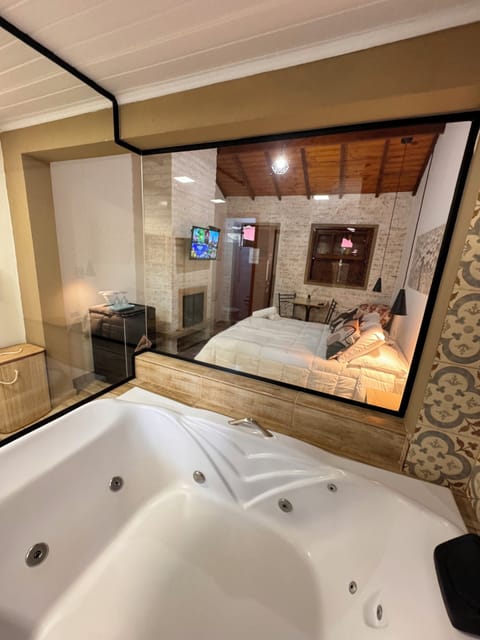 Design Room, 1 Queen Bed | Bathroom | Shower, free toiletries, hair dryer, towels