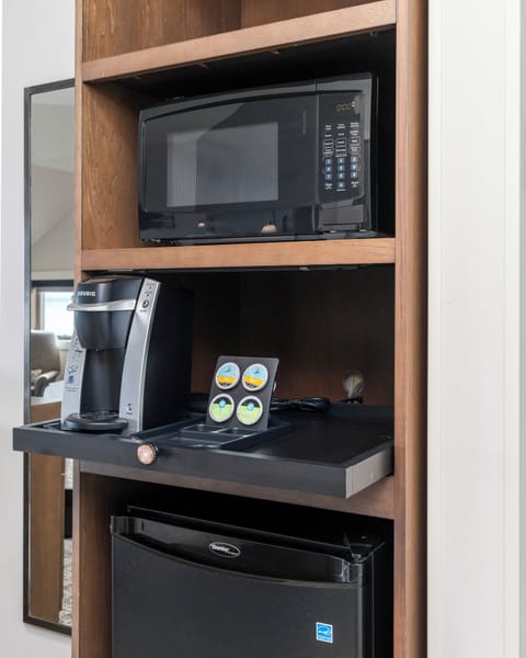 Main Lodge Lakeview Suite | Private kitchenette | Coffee/tea maker