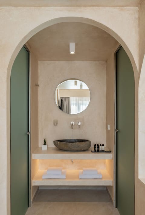 Maisonette with Heated Jacuzzi | Bathroom | Shower, rainfall showerhead, designer toiletries, hair dryer