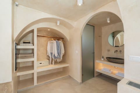 Maisonette with Heated Jacuzzi | Premium bedding, down comforters, memory foam beds, minibar