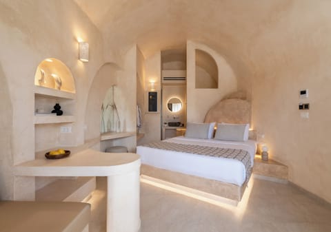 Junior Suite with Heated Jacuzzi | Premium bedding, down comforters, memory foam beds, minibar