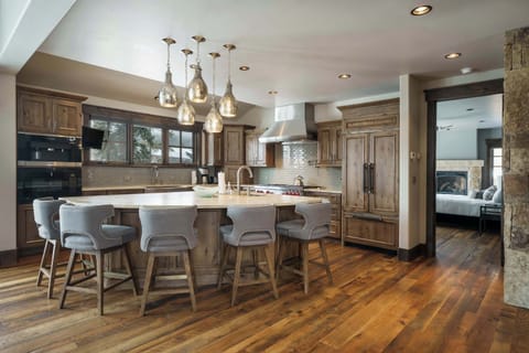 Gourmet Kitchen: 6-burner gas stove, 2 ovens, sinks & dishwashers