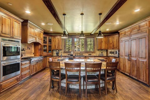 Kitchen: Fully-equipped gourmet kitchen, top-quality stainless steel appliances, breakfast bar seating with seating for 6