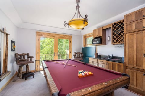 Game room: Lower floor, ping pong table, pool table, wet bar