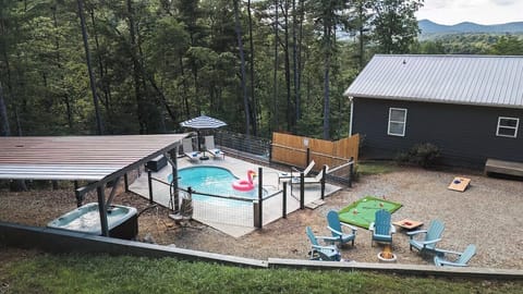 Private Pool, Hot Tub, Mini Golf, Fire Pit, Pool Chairs, Outdoor Lights