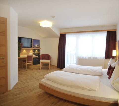 Superior Double Room, Non Smoking, Mountain View | Desk, soundproofing, free WiFi, bed sheets