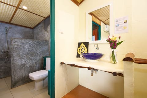 Deluxe Triple Room | Bathroom | Shower, soap, shampoo, toilet paper