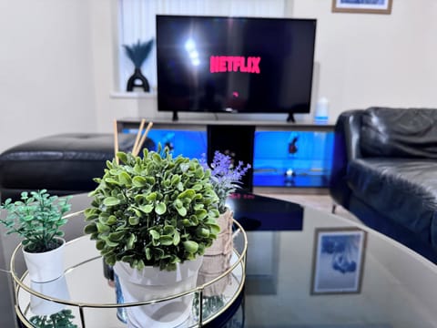 Apartment, Garden View | Living area | Flat-screen TV