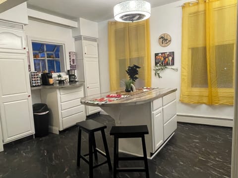 Coffee station island with 4 bar stools nice light in the morning!