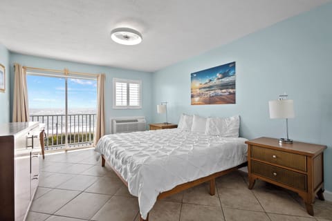 A northern unit is located on the 3rd (top) floor overlooking the Atlantic Ocean.