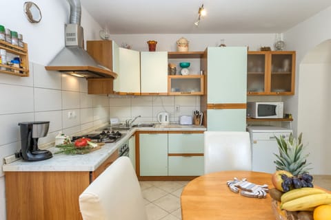 House, 2 Bedrooms | Private kitchen | Full-size fridge, microwave, oven, stovetop