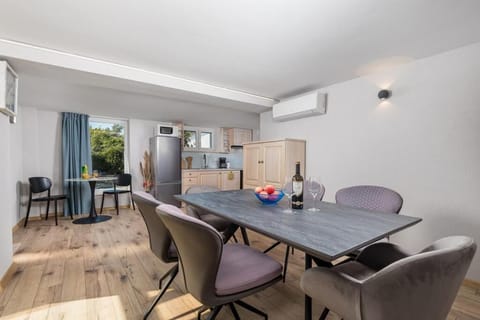 Villa, 3 Bedrooms | Dining room