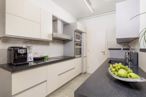 Villa, 5 Bedrooms | Private kitchen | Full-size fridge, microwave, oven, stovetop