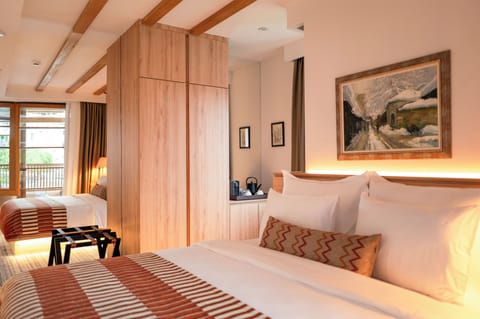 Deluxe Double Room | Hypo-allergenic bedding, down comforters, minibar, desk