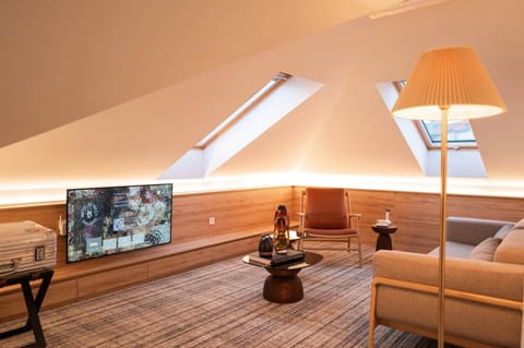 Studio Suite | Hypo-allergenic bedding, down comforters, minibar, desk