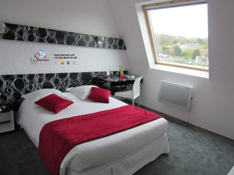 Premium bedding, desk, blackout drapes, soundproofing