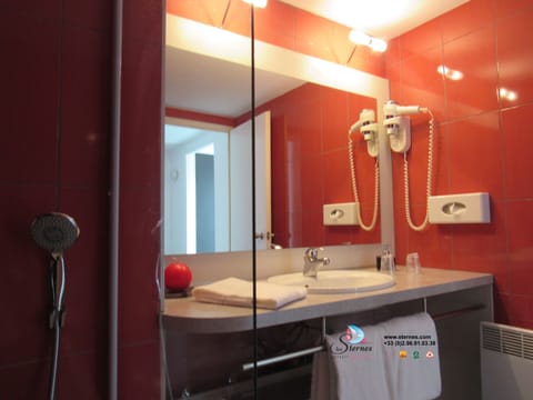 Rainfall showerhead, hair dryer, towels