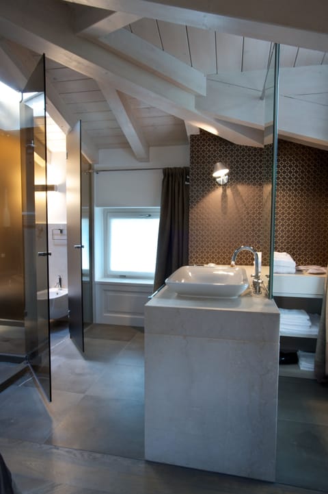 Deluxe Room | Bathroom | Shower, free toiletries, hair dryer, bidet