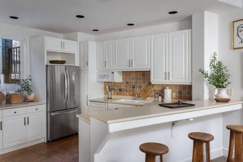 Kitchen - Additional bar seating for 3