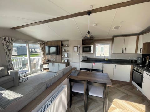 Chalet | Private kitchen | Fridge, microwave, oven, stovetop