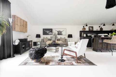 Welcome to The Loft with its own secret garden and secure bike storage.This is cozy retreat within half a mile of downtown Bentonville and one minute from the best bike trails in the USA.