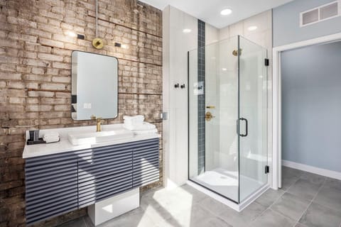 Deluxe Apartment | Bathroom | Shower, free toiletries, hair dryer, towels