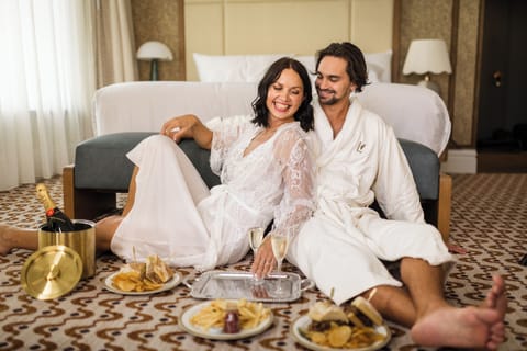 Room, 1 King Bed | In-room dining