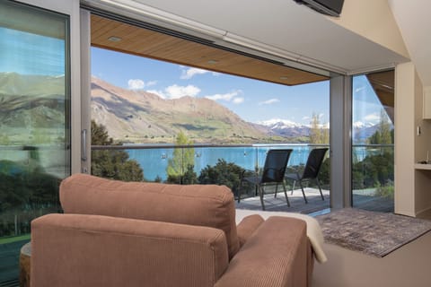 Luxury House, Lake View | 5 bedrooms, blackout drapes, iron/ironing board, WiFi (free)