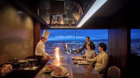 4 restaurants; breakfast, lunch, and dinner served