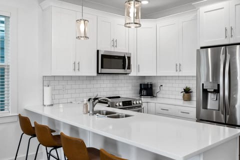 New fully equipped Kitchen with peninsular island