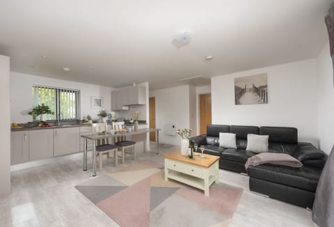 The Wood Shed, Perranporth. A charming single-level cottage offering spacious open-plan living.