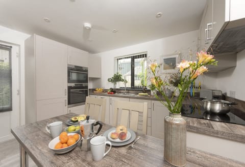 The Wood Shed, Perranporth. The handy breakfast bar is the perfect brunch spot for two.