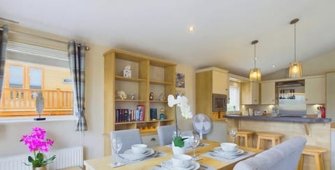 Modern fully equipped kitchen and dining area at Foxes Heart, featuring appliances, breakfast bar dining and easy access to lounge and outdoor space.
