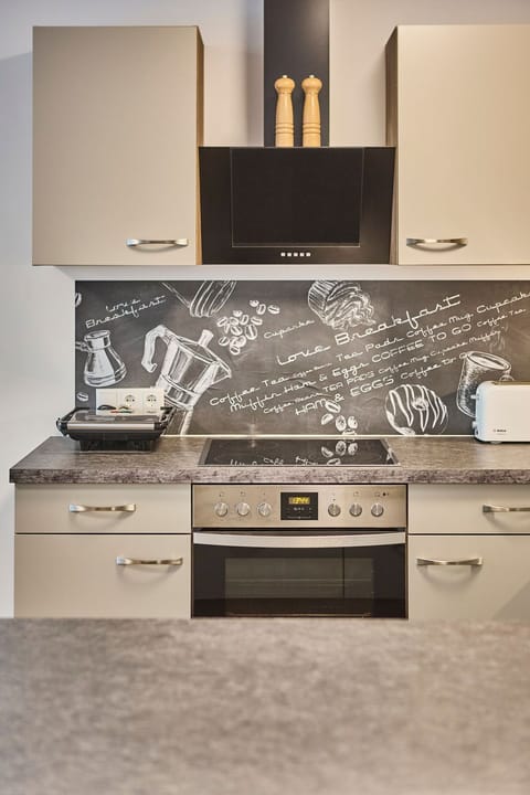 Classic Apartment, Balcony, Mountain View | Private kitchen | Full-size fridge, microwave, oven, stovetop