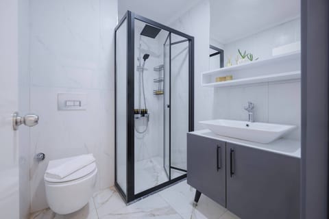 Shower, free toiletries, hair dryer, towels