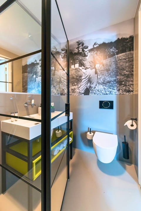 Neues privates Bad im modernen Studioapartment.