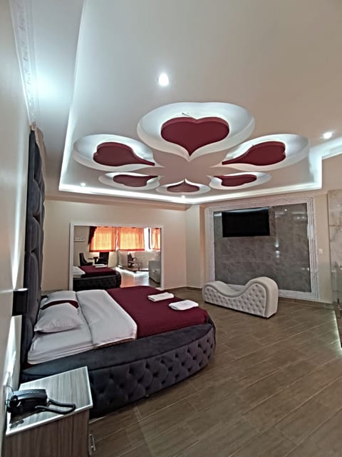 Luxury Room | Laptop workspace, WiFi (free)