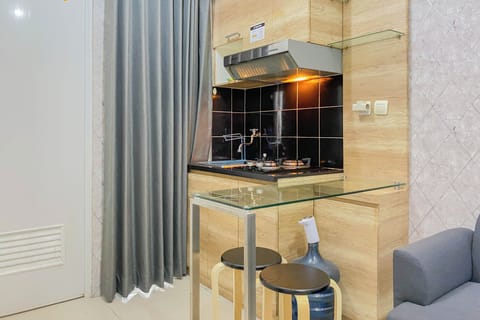 Deluxe Apartment | Private kitchen | Full-size fridge, stovetop