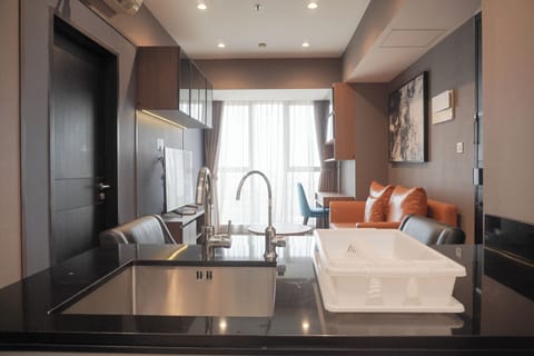 Deluxe Apartment | Private kitchen | Full-size fridge, stovetop, dining tables