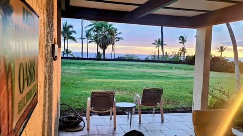 Enjoy the sunset and 18th hole golf view from the private lanai in the afternoon.