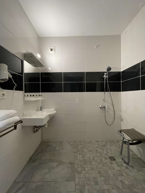 Combined shower/tub, eco-friendly toiletries, hair dryer, towels
