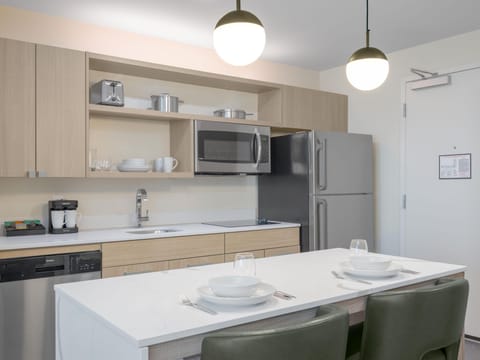 Full-size fridge, microwave, oven, stovetop