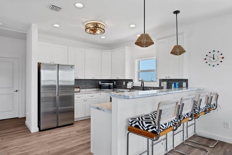 Kitchen Bar seating for 4